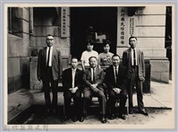 彭縣長於新竹縣民防指揮部前留影藏品圖，第1張