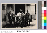 彭縣長於新竹縣民防指揮部前留影藏品圖，第3張