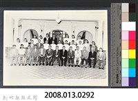 彭公瑞鷺縣長主持新竹縣政八年誌念：彭縣長與眾人在市政大廳合影-4藏品圖，第2張