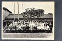 彭公瑞鷺縣長主持新竹縣政八年誌念：彭縣長與眾人合影-1藏品圖，第2張