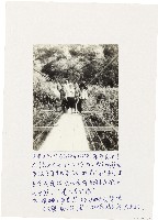 張學良老照片──趙旺華與戒護人員清泉吊橋上合影藏品圖，第1張