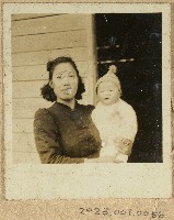 范姜碧珠與長女自宅前留影藏品圖，第1張