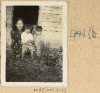 范姜碧珠和兒女自宅前留影藏品圖，第1張