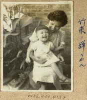 范姜廷運夫人與長子自宅留影藏品圖，第1張