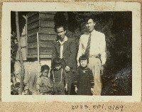 劉興熙與家人關西自宅前合影藏品圖，第1張