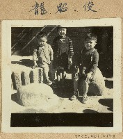 劉興熙三子女自宅前照片藏品圖，第1張