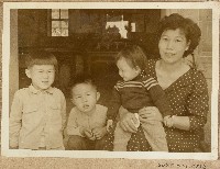 范姜碧珠與三子女合影藏品圖，第1張