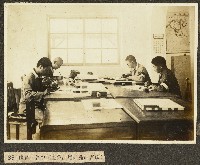 海南島養成所講習生土谷等四人學習照片藏品圖，第1張