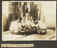 高橋等四人海南島養成所宿舍下棋照片藏品圖，第1張