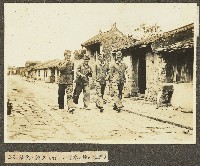 竹下等四人海南島街上談笑同行照片藏品圖，第1張