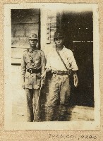 劉興熙兩戰友通譯室前合照藏品圖，第1張