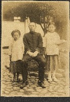 劉家均和兩個女兒合影藏品圖，第1張