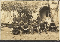 劉家均和關西國小教職員校園合影藏品圖，第1張