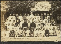 關西公學校師生畢業合照藏品圖，第1張
