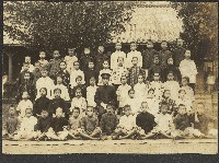 關西公學校師生畢業合照藏品圖，第1張