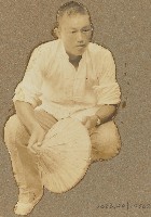 劉興熙持斗笠照片藏品圖，第1張