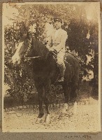 劉興熙宜蘭農林同學騎馬照藏品圖，第1張