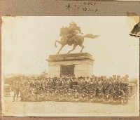 劉興熙日本遊學東京楠木正成銅像前團體合照藏品圖，第1張