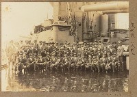 劉興熙日本遊學橫須賀港軍艦上團體合照藏品圖，第1張