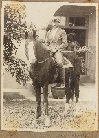 劉興熙宜蘭農林同學騎馬照藏品圖，第1張