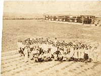 范姜雪子於中壢家政女子學校操場上合照藏品圖，第1張