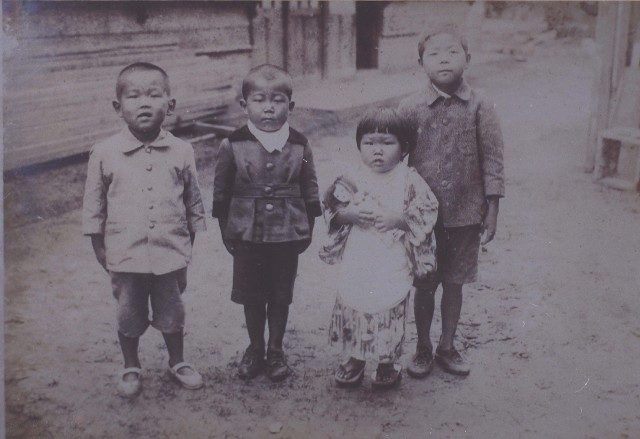 南條之子最右於宿舍前合影的圖片