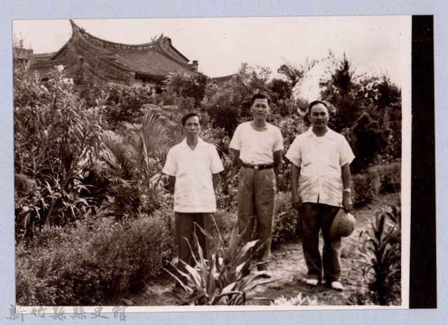 龍瑛宗翻拍照111：龍瑛宗與友人合影14的圖片