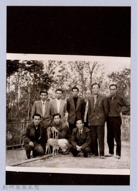 龍瑛宗翻拍照121：龍瑛宗與友人合影18的圖片
