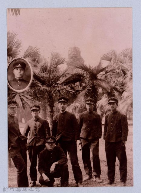 龍瑛宗翻拍照171：龍瑛宗與友人合影38的圖片