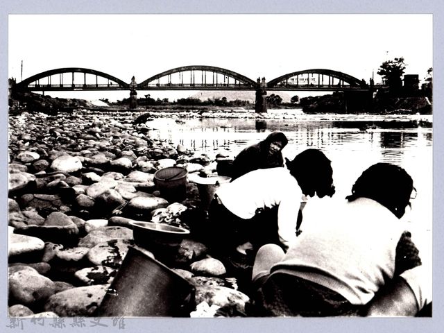 古典橋下洗衣婦（1980）的圖片
