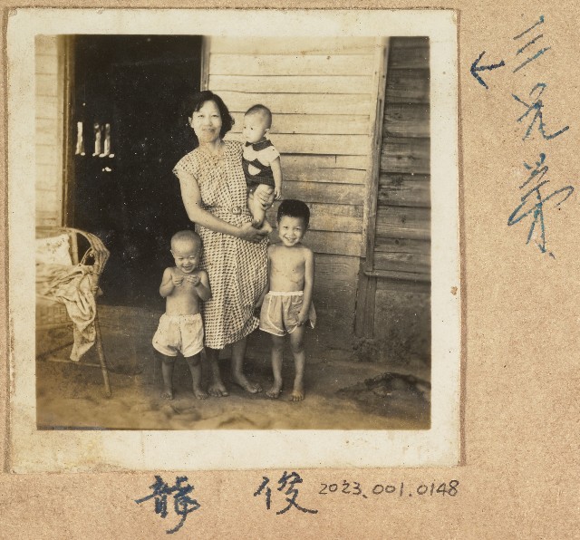 范姜碧珠和兒子自宅前照片的圖片
