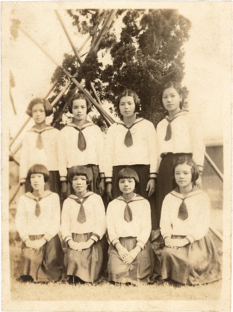 范姜雪子和中壢家政女子學校同學合影（昭和17年8月1日）的圖片