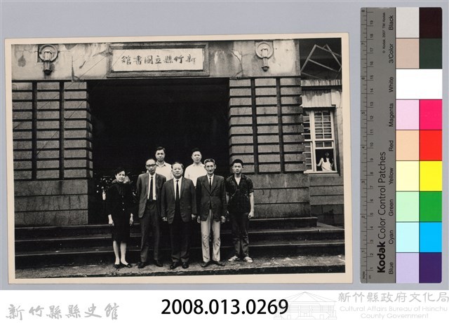 彭縣長於新竹縣立圖書館前留影-2藏品圖，第3張