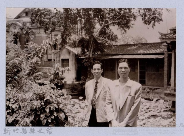 龍瑛宗翻拍照110：龍瑛宗與友人合影13藏品圖，第1張