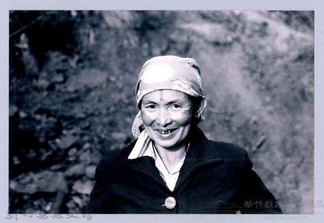 鄧雨賢相關照片137：泰雅族婦女藏品圖，第1張