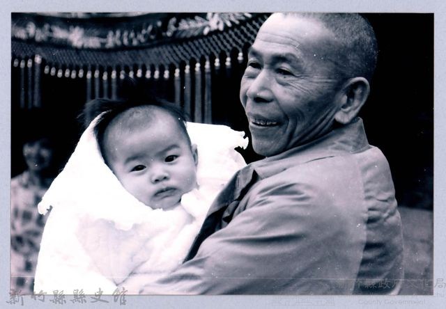 鄧雨賢相關照片132：老人與幼童藏品圖，第1張