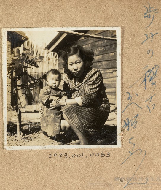 范姜碧珠與長女自宅前留影藏品圖，第1張