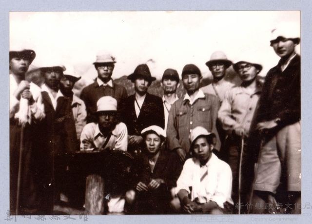 龍瑛宗翻拍照28：龍瑛宗與合作金庫同事合影1藏品圖，第1張