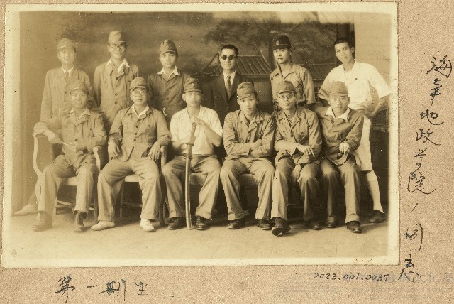 劉興熙與海軍地政學院第一期生同志於海南島合影照片藏品圖，第1張