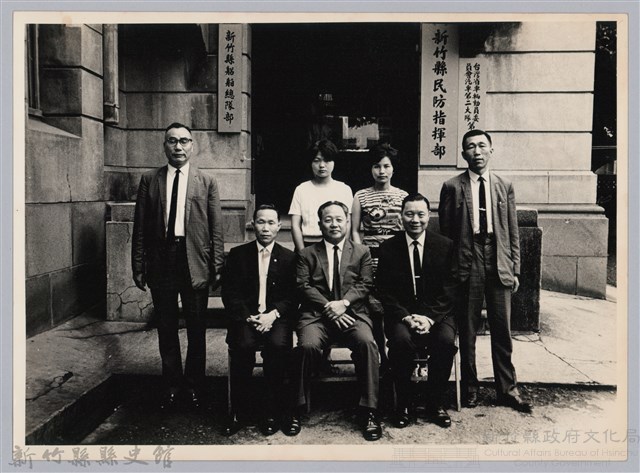 彭縣長於新竹縣民防指揮部前留影藏品圖，第1張