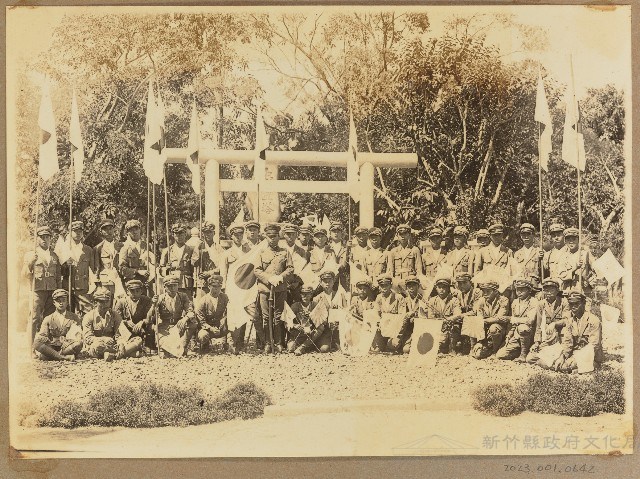 劉興熙日本神社前團體合影藏品圖，第1張
