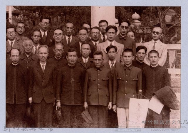 龍瑛宗翻拍照289：龍瑛宗與友人合影61藏品圖，第1張