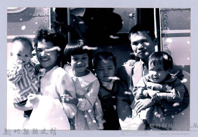 鄧雨賢相關照片103：全家福藏品圖，第1張