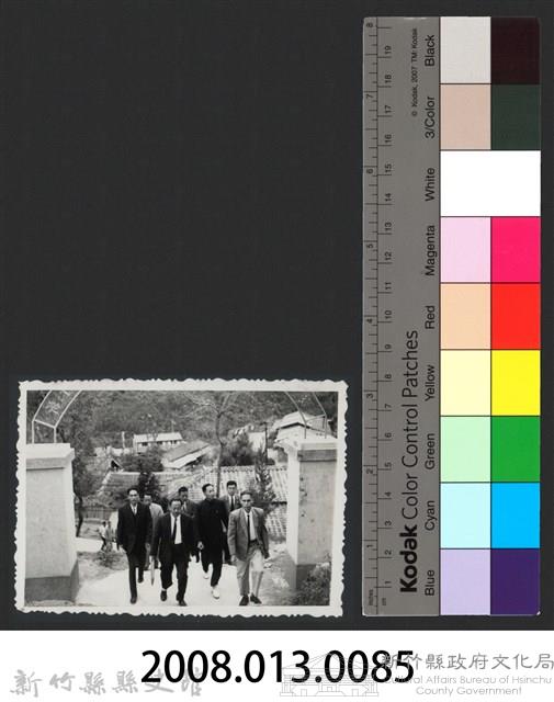 彭縣長出巡各市鎮：五峰鄉(一)中學校門藏品圖，第3張