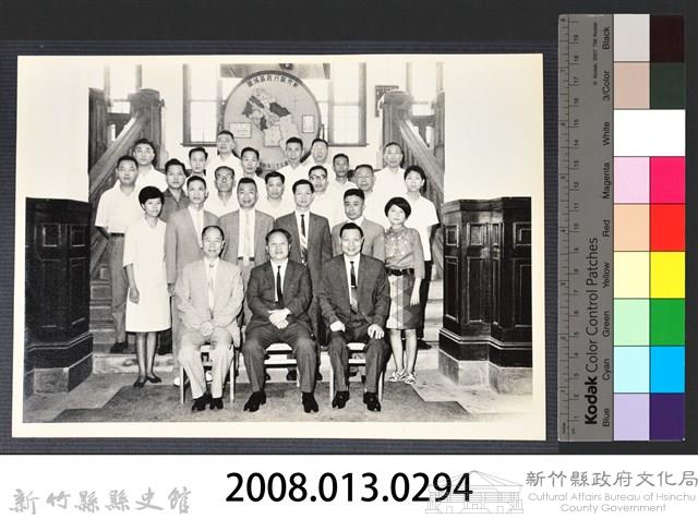 彭公瑞鷺縣長主持新竹縣政八年誌念：彭縣長與兵役科職員合影藏品圖，第3張