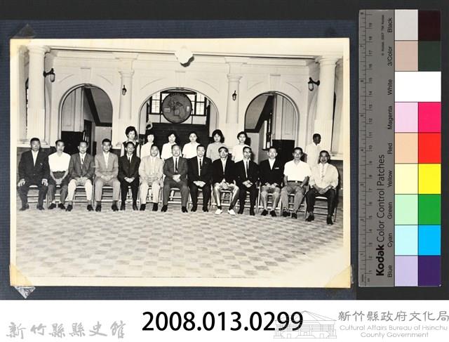 彭公瑞鷺縣長主持新竹縣政八年誌念：彭縣長與人事室職員合影藏品圖，第3張