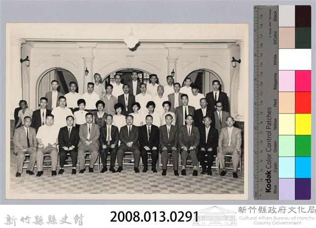 彭公瑞鷺縣長主持新竹縣政八年誌念：彭縣長與眾人在市政大廳合影-3藏品圖，第3張