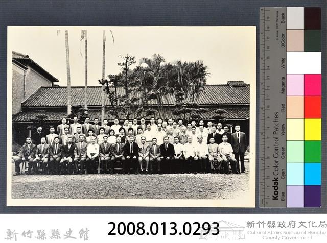 彭公瑞鷺縣長主持新竹縣政八年誌念：彭縣長與眾人合影-1藏品圖，第3張