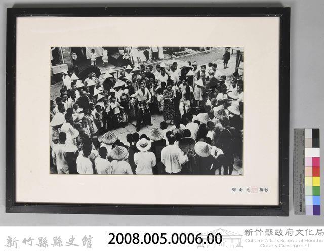 鄧南光攝影：戲棚下打拳頭賣藥藏品圖，第3張