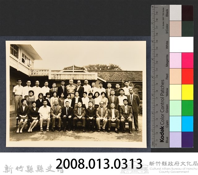 彭公瑞鷺縣長主持新竹縣政八年誌念：彭縣長與衛生局職員合影藏品圖，第3張